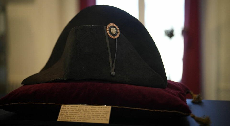 En av Napoleons bicorne-hattar har sålts på auktion –för 22 miljoner kronor.