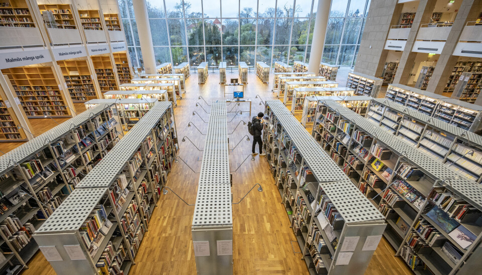 På Malmö stadsbiblioteks arabiska avdelning exponerades Hitlers manifest ”Mein Kampf”, något som lett till starka reaktioner.