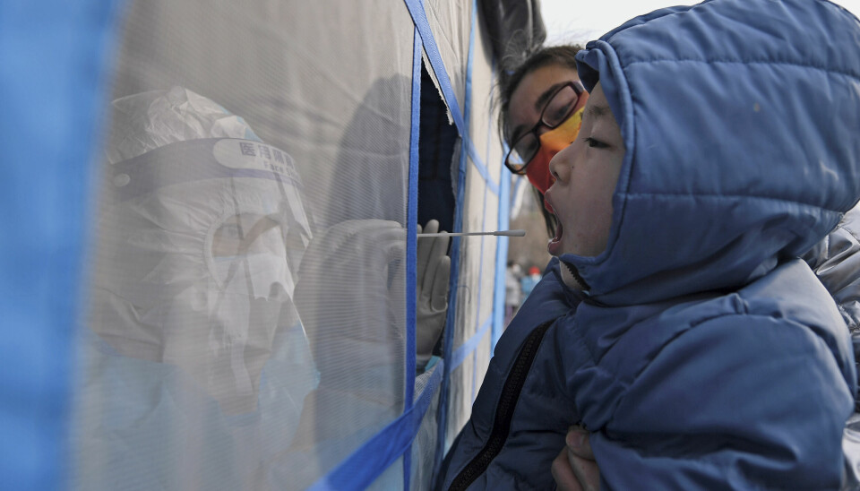 Ett barn testas för covid i huvudstaden Peking. Bild från i fjol.