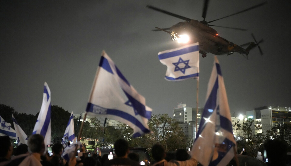 Med viftande flaggor välkomnade det israeliska folket de frigivna gisslantagna som flögs hem i helikopter. Totalt släpptes under helgen 58 personer, varav 40 israeler. Men ännu finns omkring 180 kvar i Hamas våld.