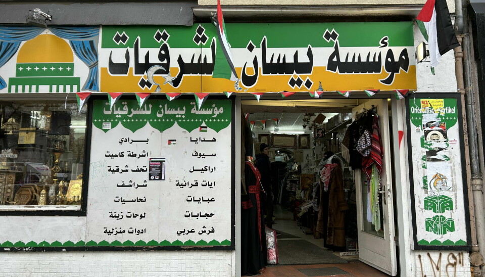 Många av butikerna på Sonnenallee i Berlinstadsdelen Neukölln säljer Palestinaflaggor och Palestinasjalar.