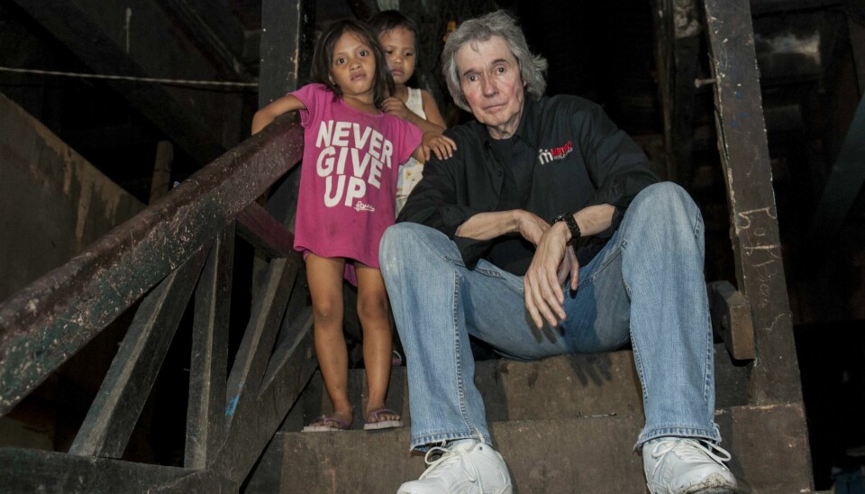 Bill Wilson vid ett av Metro World Childs arbeten med barn i Filippinerna.