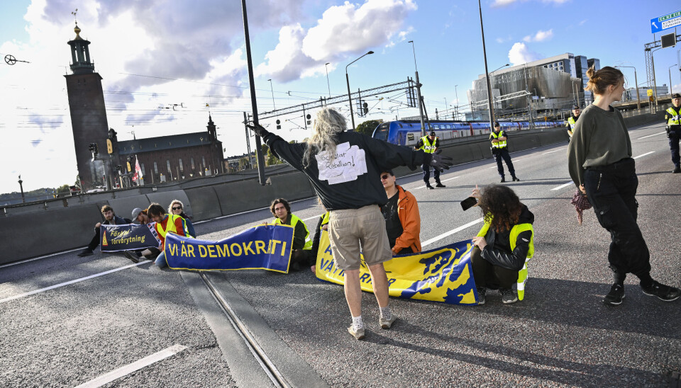 Klimataktioner där trafiken stoppas har blivit allt vanligare. En person som deltog i en sådan demonstration ska enligt två nämndemän slippa straff. Personerna på bilden har, så vitt Världen idag vet, inget samband med texten. Klimataktion.