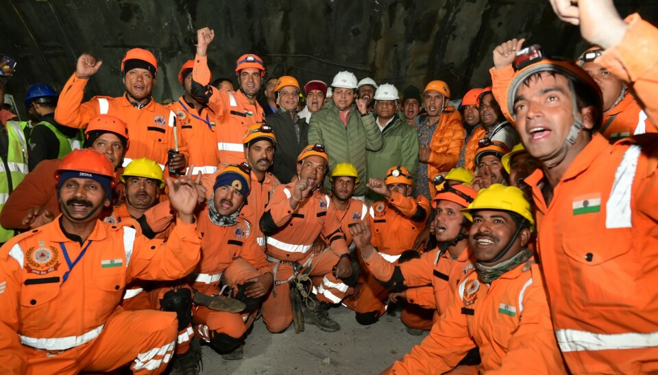 Tunnelarbetare som blivit räddade gläder sig.
