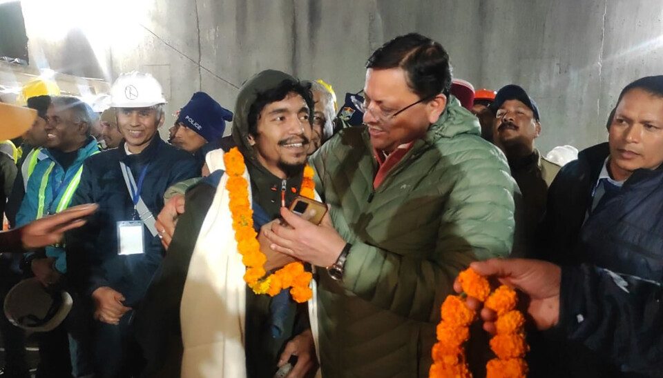 En av arbetarna möts av delstaten Uttarakhands ledare Pushkar Singh Dhami. Pushkar Singh Dhami och räddade arbetare.