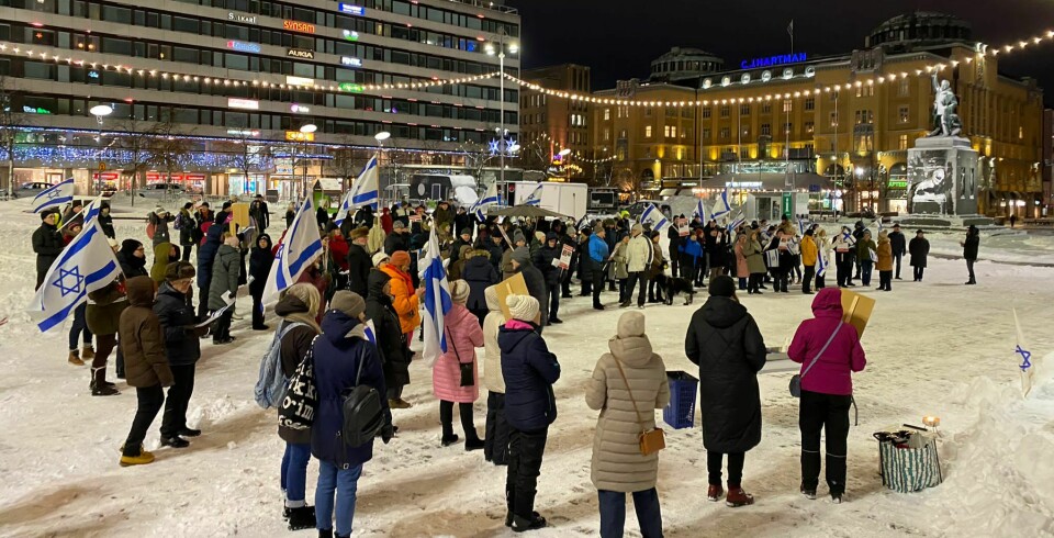 Israeliska och finländska flaggor vajade i en vacker inramning av snö och juleljus under stödmanifestationen på torget i Vasa.
