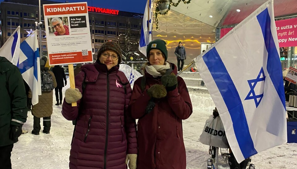 Tanja Knuts och Linda Vähäkangas närvarade på torget i Vasa och visade stöd för staten Israel och det judiska folket.