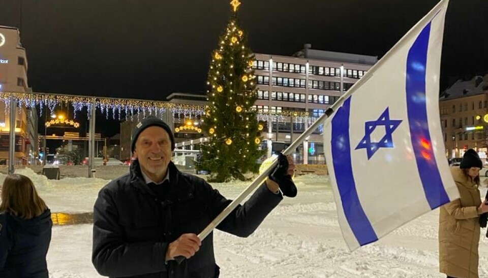 Fredrik Ekholm, som är Finlands honorärkonsul för Israel, stod som arrangör för den Israelstödjande manifestationen på torget i Vasa.