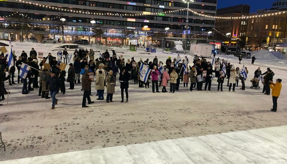 Cirka 200 personer valde att komma till torget i Vasa för att visa stöd för Israel och det judiska folket.
