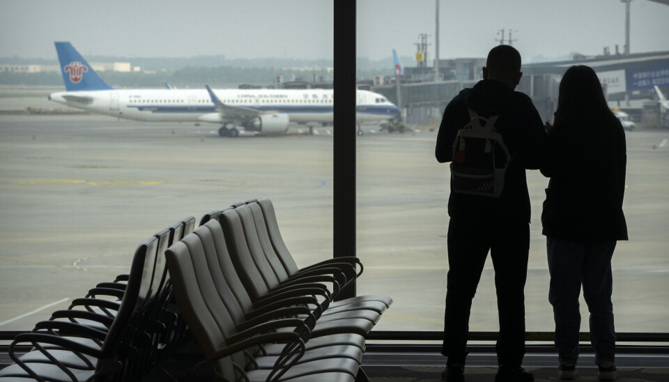 Planen med återvändandecentren är att personer som fått asylavslag ska återvända till sina hemländer. Genrebild. Människor vid fönster på flygplats.