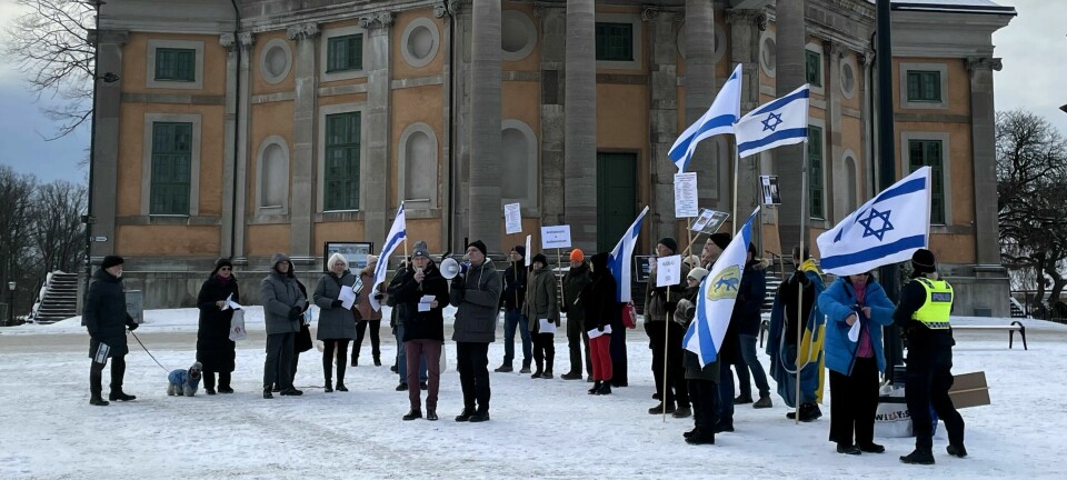 Israelflaggor och varm omtanke om det judiska folket präglade den vinterkyliga lördagsförmiddagen på Stortorget i Karlskrona.