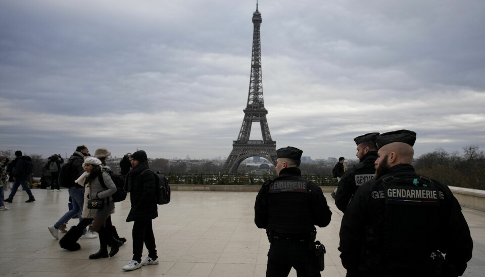 Fransk militärpolis bevakade Eiffeltornets omgivningar hårt efter lördagens dödliga knivattack.