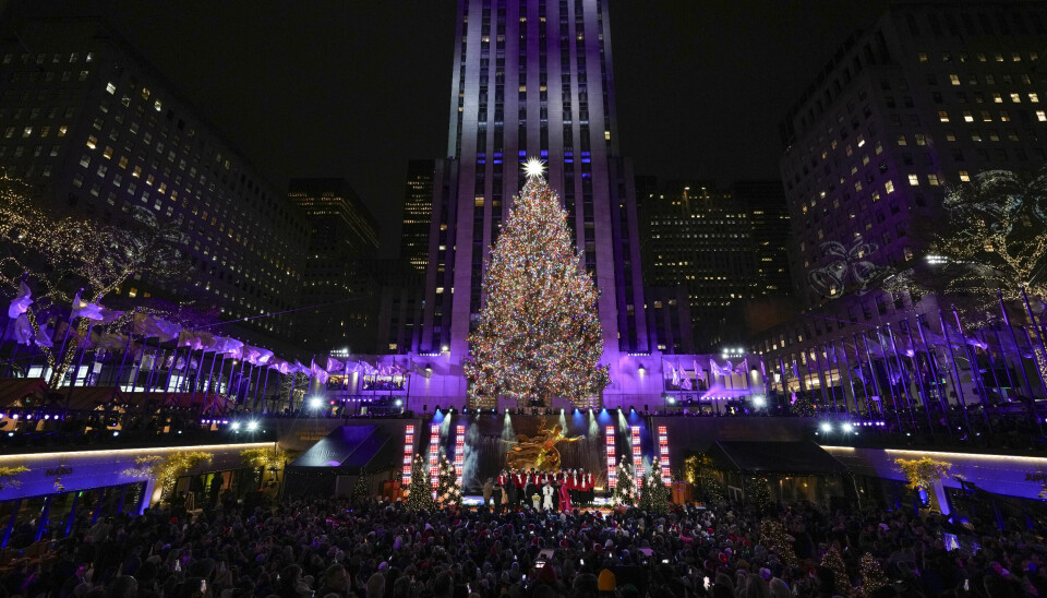 Rockefeller Christmas Tree Lighting Event, tändandet av det stora julträdet i amerikanska storstaden New York, är en årlig tradition som besöks av tusentals personer.