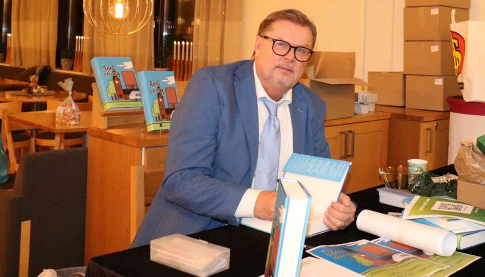 Mats Frohm signerar en bok.