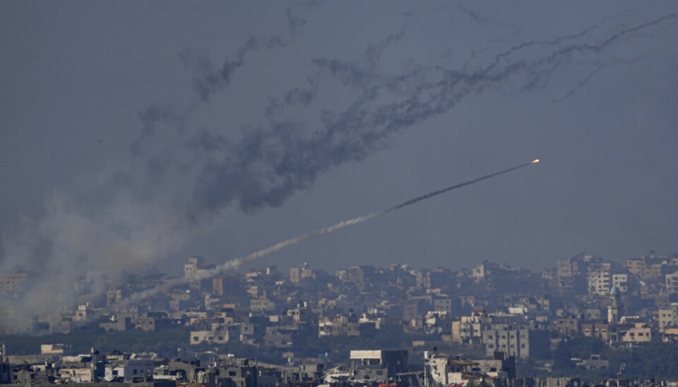 Man säger ofta att det är krig i Gaza, men det är krig mellan Israel och Hamas, och kriget finns även i Israel, eftersom Hamas fortsätter att skicka ibland hundratals raketer om dagen in i Israel, påpekar skribenten.