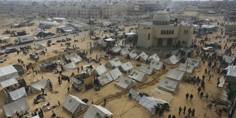 Hjälporganisationer hävdar att det inte längre finns några säkra platser i Gaza. Nu får de kritik av IDF, som menar att de i stället borde hjälpa till med evakueringen av civila till den humanitära zonen. Bilden visar ett tältläger i Rafah.