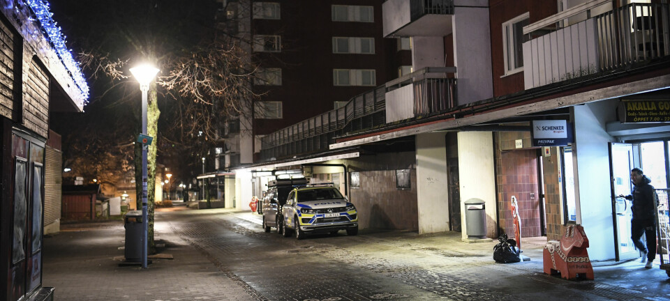 Polisbil i mörker i Stockholmsförorten Akalla.