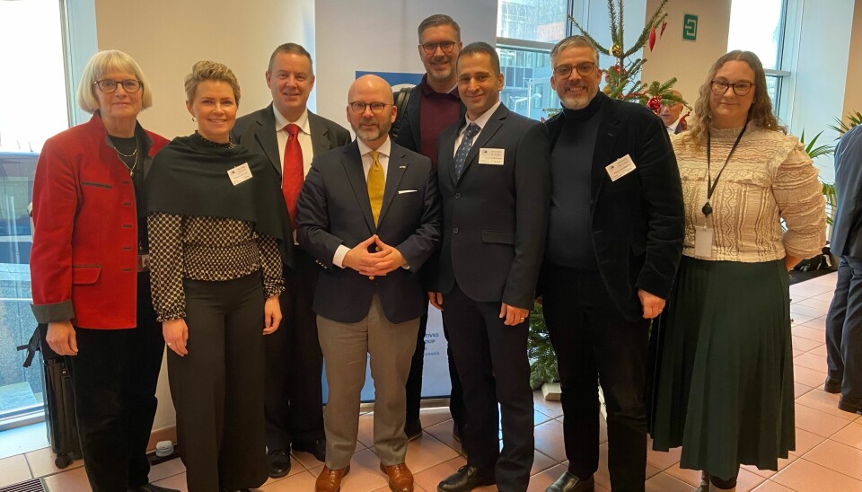 Den svenska delegationen som var på plats i på bönefrukosten i Bryssel tillsammans med Europaparlamentarikern Charlie Weimers (SD) i gul slips.