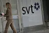 En kvinna går in i entrén till SVT i Stockholm.