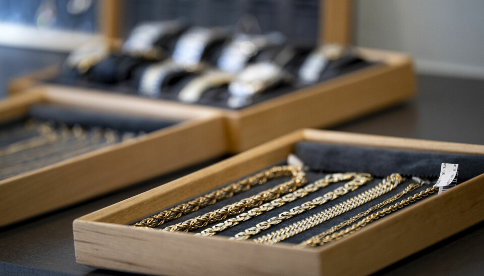 En rad med guldföremål och klockor som skall säljas efter att de pantsatts på Pantbanken Sveriges kontor vid Triangeln i Malmö.