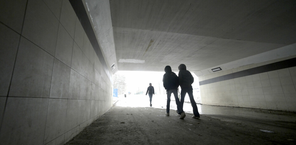 STOCKHOLM 20230405Två pojkar möter en flicka i slutet av en gångtunnel.Foto: Janerik Henriksson / TT / kod 10010