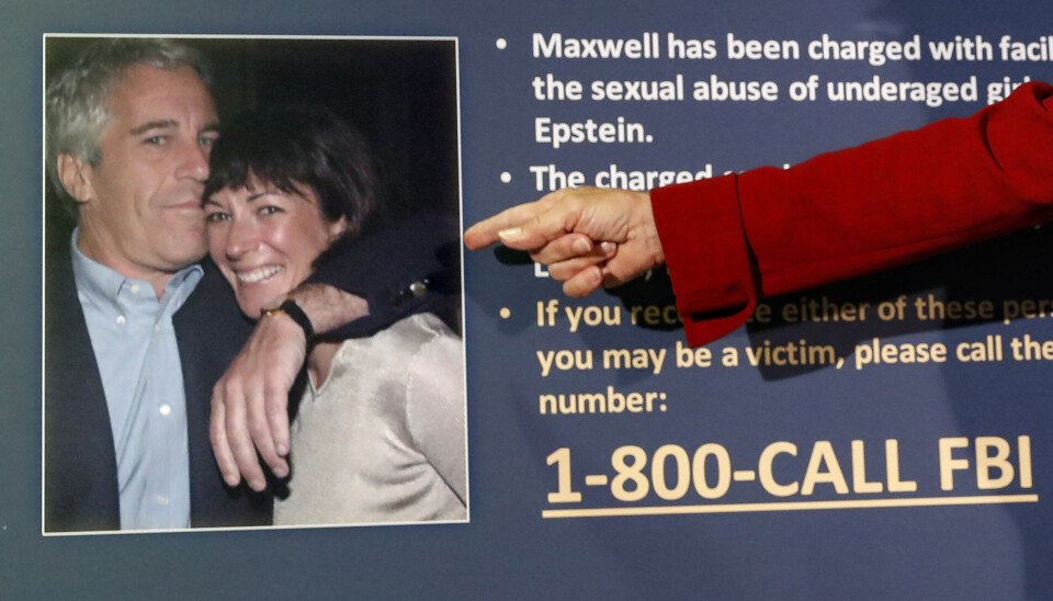 Jeffrey Epstein tillsammans med Ghislaine Maxwell, som dömts för att ha rekryterat och förberett flickor för att utnyttjas sexuellt. Epstein ska ha begått övergreppen, men Maxwell har beskrivits som den som gjorde det möjligt genom att tillhandahålla honom unga flickor.