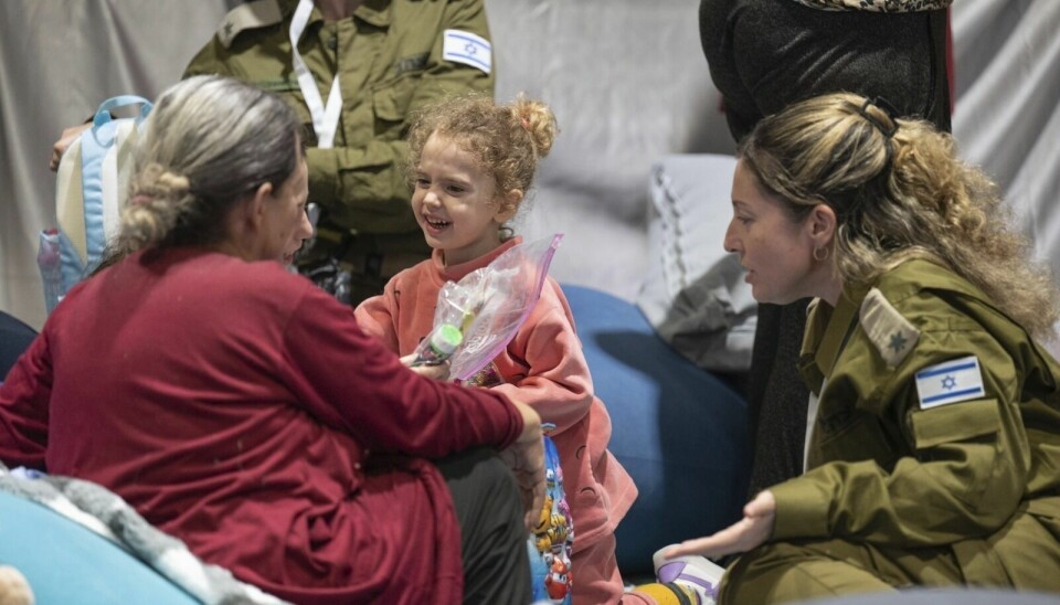 Treåriga Yahel Shoham anländer till anhöriga i Israel efter att ha varit gisslan hos Hamas.