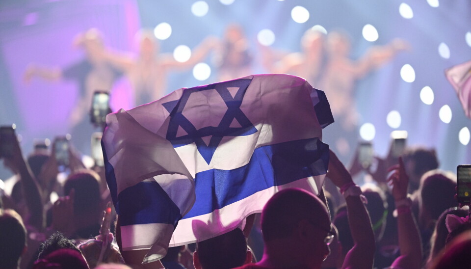 LIVERPOOL 20230513Fans när Noa Kirel från Israel framför låten ”Unicorn” under lördagens final i Eurovision Song Contest i Liverpool.Foto: Jessica Gow / TT / kod 10070