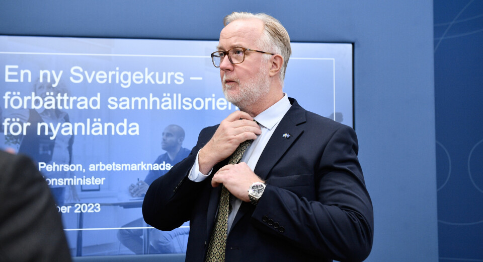 Olof Edsinger kommenterar och höjer ett varningens finger gällande den nya 'Sverigekursen' som syftar till förbättrad samhällsorientering för nyanlända. På bilden syns Johan Pehrson, arbetsmarknads- och integrationsminister, när han presenterar förslaget.