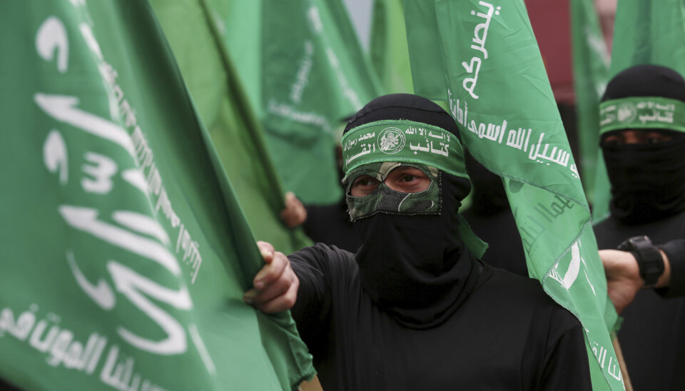 Maskerade Hamasmilitanter marscherar med gröna Hamasflaggor. (Arkivbild.)