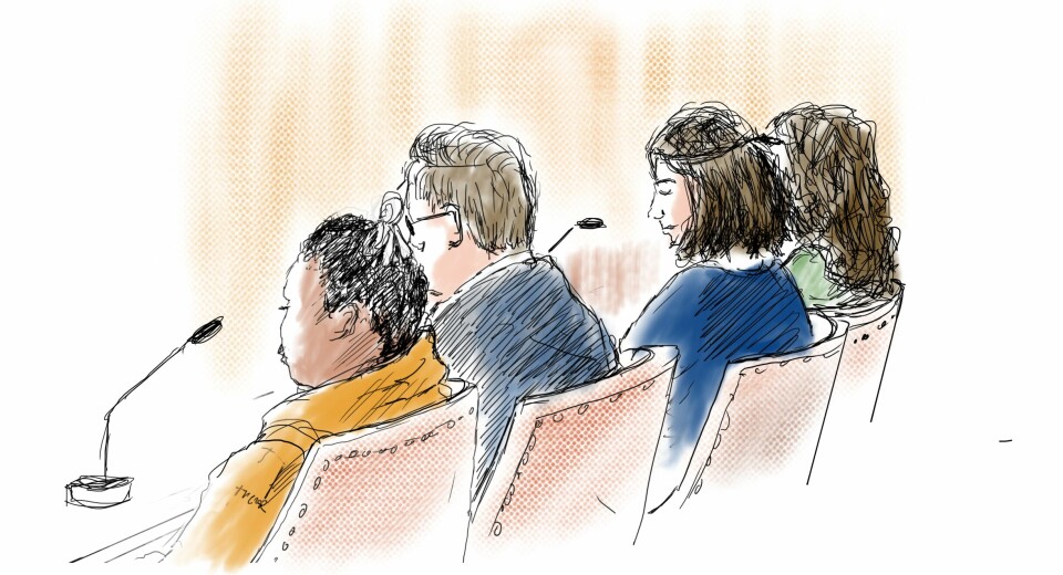 Teckning från rättegången föreställande de två kvinnorna som stod åtalade för Tovemordet samt deras försvarare.