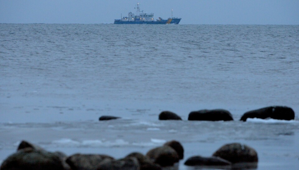 En båt syns vid horisonten på Öresund.