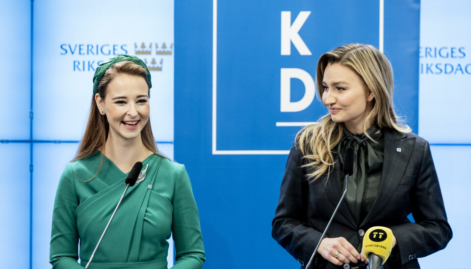 Kristdemokraternas partiledare Ebba Busch (KD) och Alice Teodorescu Måwe (KD) under en pressträff med Kristdemokraterna.