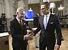 Pekka Haavisto och Alexander Stubb skakar hand.