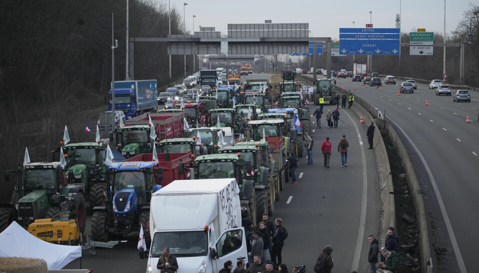 Franska bönders traktorer blockerar en infart till Paris.
