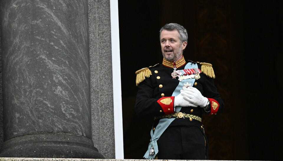 Kung Frederik X håller händerna på hjärtat