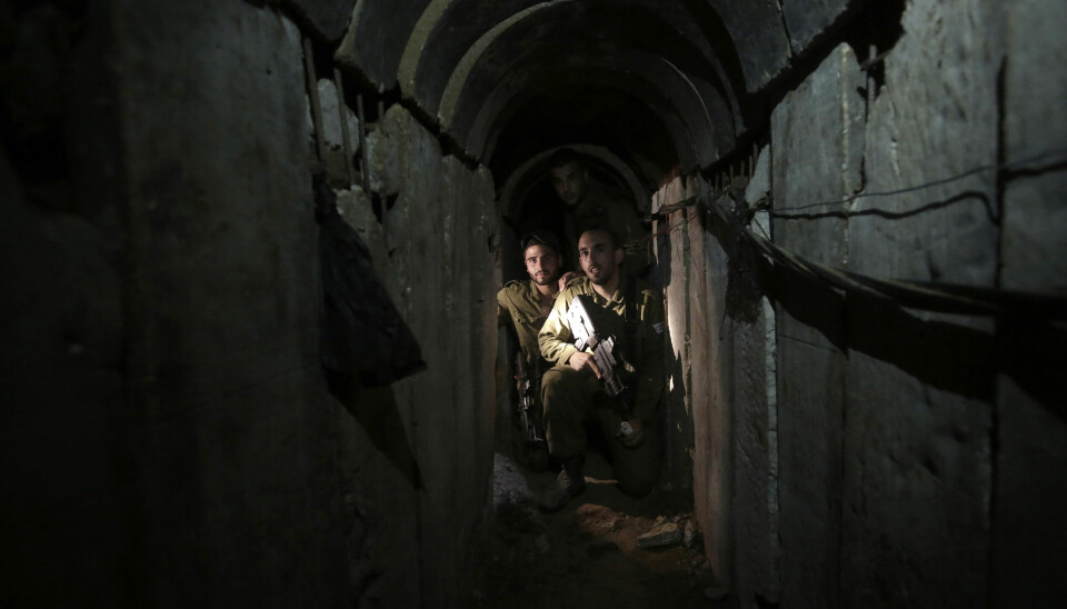 Israeliska soldater går genom en tunnel nära gränsen mellan Israel och Gaza.