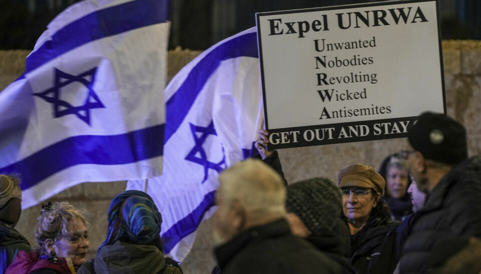 Människor i Israel protesterar mot Unrwa.