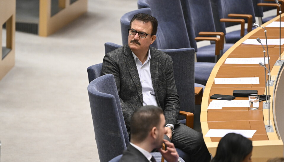 Jamal El-Haj sitter i plenisalen i riksdagen.