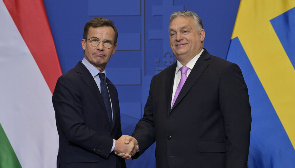 Sveriges premiärminister Ulf Kristersson (t v), skakar hand med sin ungerska motsvarighet Viktor Orban.