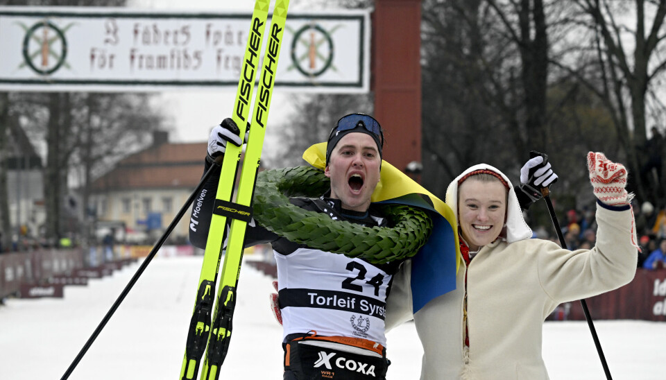 Torleif Syrstad, Norge, gratuleras av kranskullan Elsa Hermansson när han vinner Vasaloppet 2024.