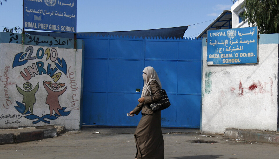 En kvinna går utanför en stängd Unrwa-skola i Gaza. Arkivbild.