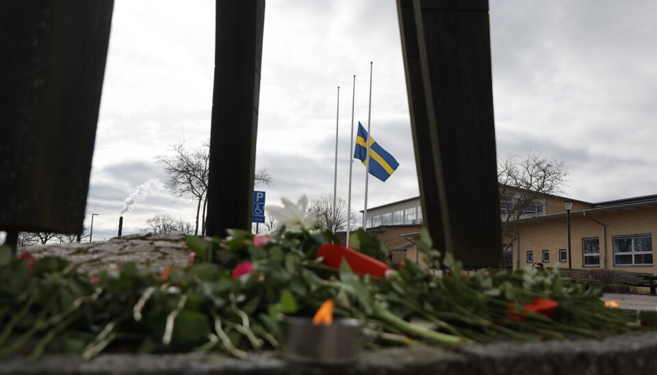 Blommor utanför gymnasieskolan i Marks kommun med anledning av att en 17:årig flicka hittades död på måndagskvällen.