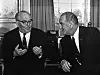 Levi Eshkol och Lyndon Johnson samtalar.