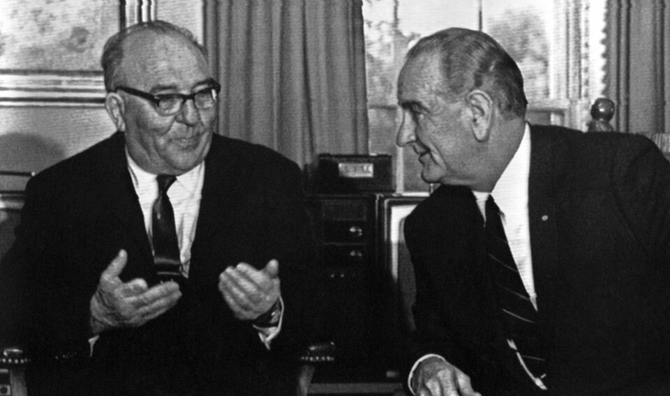 Levi Eshkol och Lyndon Johnson samtalar.