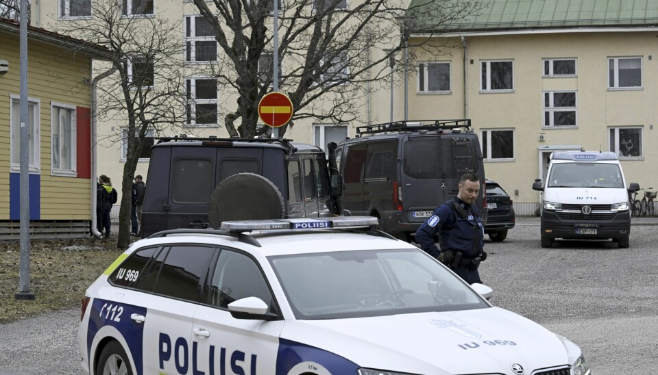 Poliser och polisbilar framför skolan i Vanda.