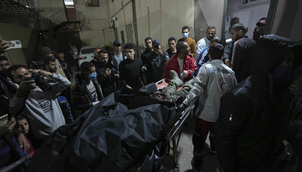 Offer för flygräden förs in på al-Aqsasjukhuset i Gazaremsan.