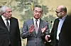 Kinas utrikesminister Wang Yi, tillsammans med Fatahs Mahmoud al-Aloul till vänster och Hamas Musa Abu Marzuk till höger.