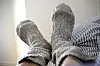 Ett par fötter med raggsockor