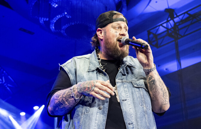 Jelly Roll sjöng duett med Brandon Lake.